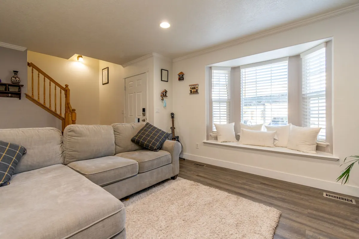 Reading Nook Checklist: 12 Essentials for a Comfortable Book Corner
